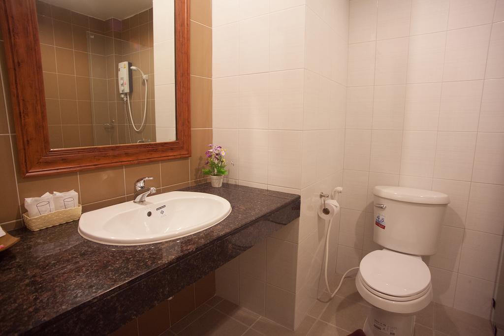 Morage Hotel Пхитсанулок Экстерьер фото